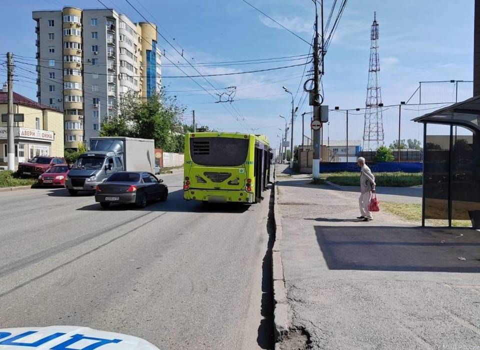 В Волгограде автобус едва не переехал пенсионера